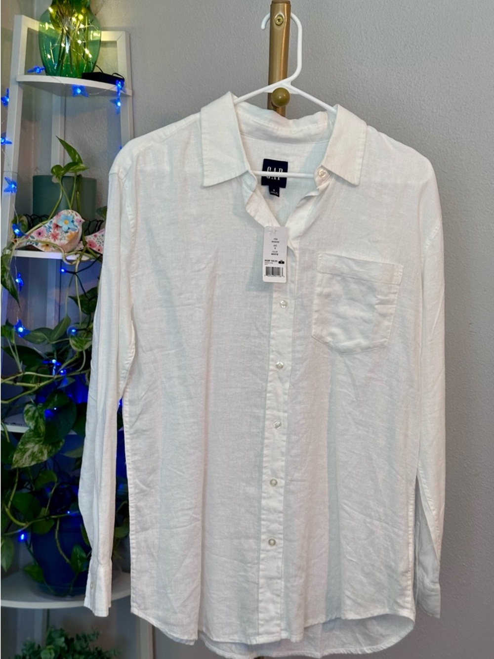 GAP Womn’s White Long-Sleeve Button-Down Shirt